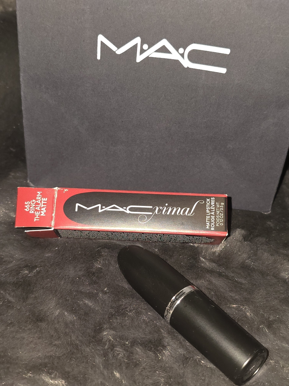 MACximal Silky Matte Lipstick en el tono 665 Ring the Alarm Matte.